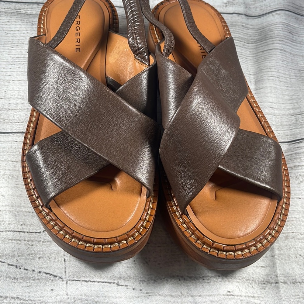 Sophisticated Brown Leather Sandals with Criss-Cross Design